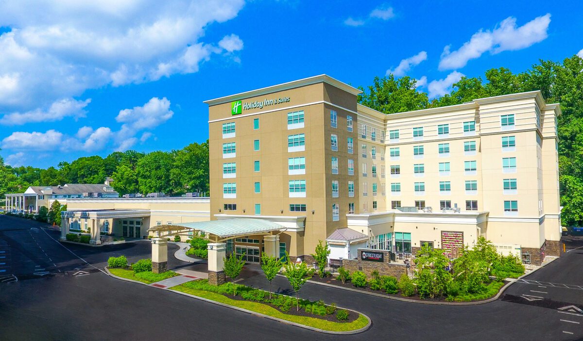 The Holiday Inn and Suites Philadelphia West, Drexel Hill Building